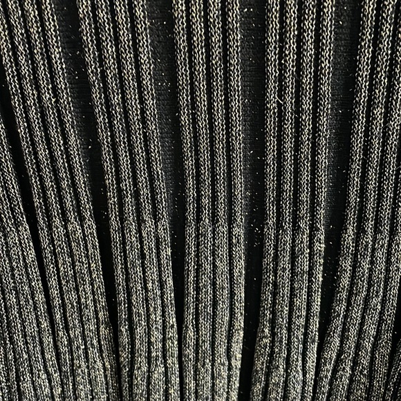 WHO WHAT WEAR shimmer top golden details - Picture 3 of 4